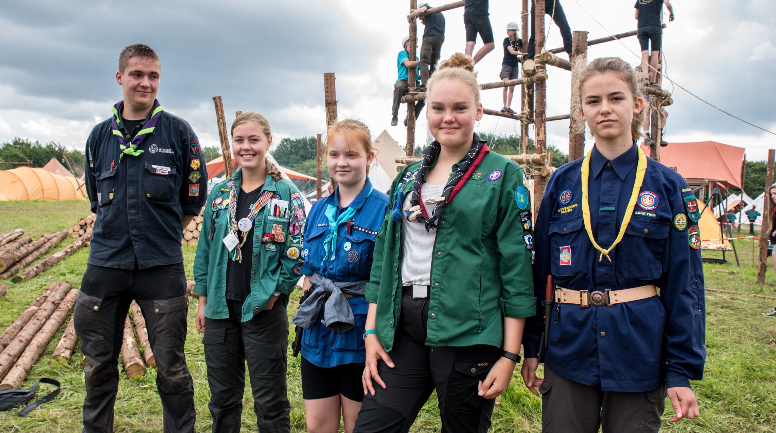 David Sørensen, gråsten DDS, Ellen Lykke Nielsen, De grønne pigespejdere esbjerg, Ellen Lundtoft, Danske Baptisters Spejderkorps Esbjerg, Matilde kfum spejderne, Josi Altmark,  Dansk Spejderkorps Sydslesvig rensburg klar til at stille op til interviev med tvsyd. Foto: Heine Dransfeldt Foto: heine@dransfeldt.dk