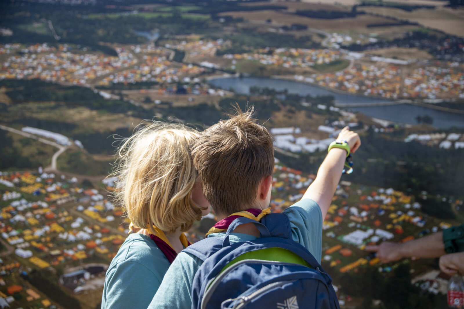 Spejdere foran luftfoto af Spejdernes Lejr 2022. Foto: Christian Bundgaard/ SPEJDERNE Foto: Christian Bundgaard